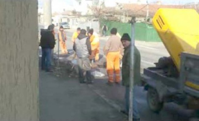 O armată de oameni se luptă să astupe o groapă de pe strada Portiţei - VIDEO!